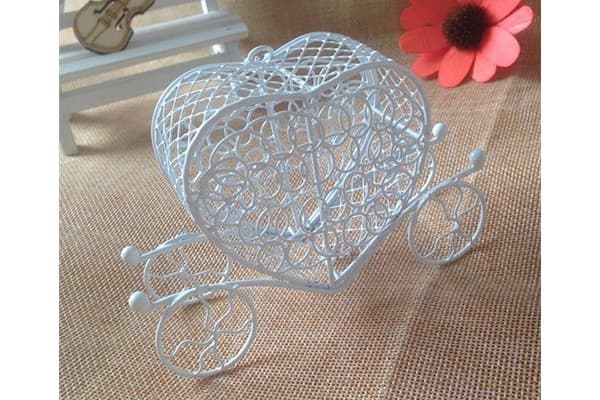 Scatolina scrigno metallo smaltato forma carrozza cuore